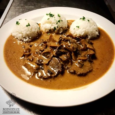 Hovězí špikovaná pečeně na žampionech se smetanou, dušená rýže