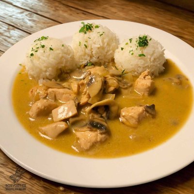 Smetanové kuřecí soté se žampiony a dušenou rýží