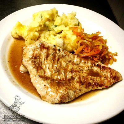 Krůtí steak, glazovaná zelenina na přepuštěném másle, šťouchaný brambor