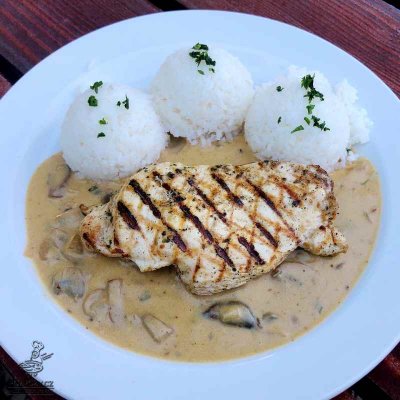 Kuřecí steak na žampionovém ragů, dušená rýže