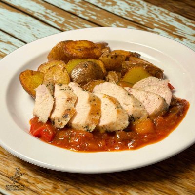 Grilovaný kuřecí steak, ratatouille, opečené grenaile
