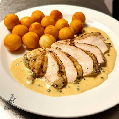 Kuřecí steak se smetanovo-pepřovou omáčkou, krokety