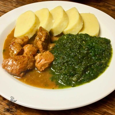 Vepřové kostky na česneku, špenát, domácí bramborový knedlík
