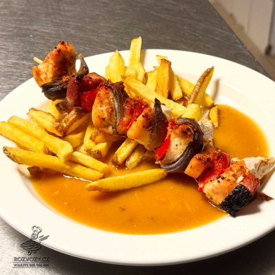 Kuřecí špíz se slaninou, paprikou a cibulí, DOMÁCÍ hranolky