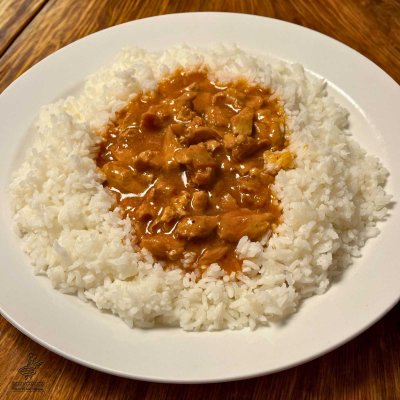 Jemný minutkový kuřecí guláš, dušená rýže