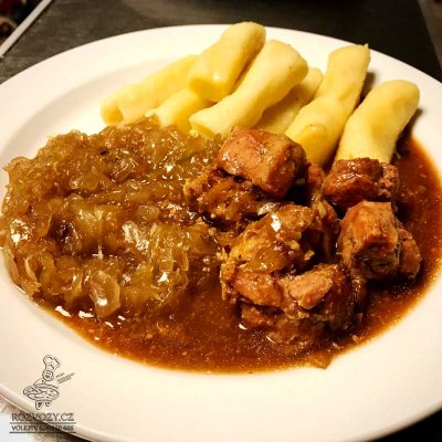 Vepřové výpečky, bílé zelí, domácí bramborové špalíčky