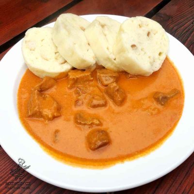 Vepřové kostky z plece na paprice a smetaně, domácí houskový knedlík