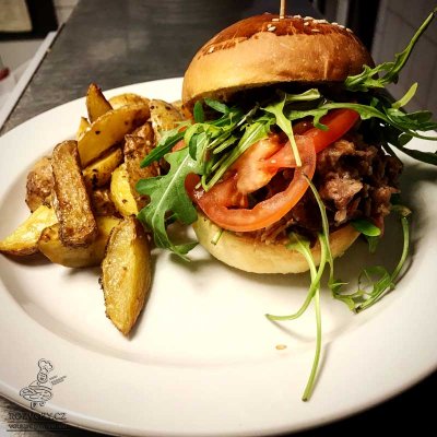 Domácí burger s trhaným vepřovým masem, BBQ dip a rukola, pečené česnekové brambory