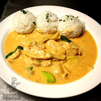 Kuřecí soté s pórkem na červeném kari, rýže basmati
