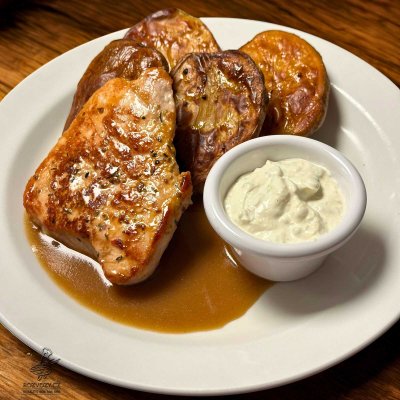 Grilovaný vepřový steak, pečený brambor, dip z grilovaných artyčoků