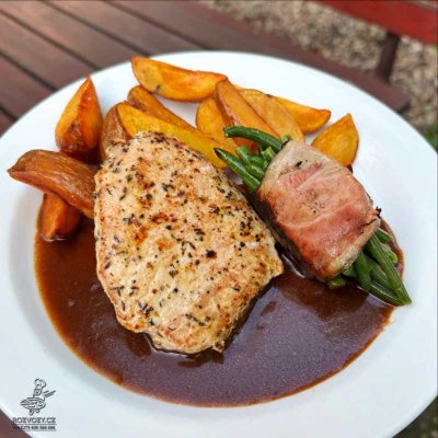 Grilovaný vepřový steak s fazolkami, naše americké brambory