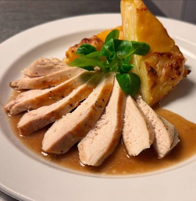 Filírovaný kuřecí steak na medu, gratinovaný brambor