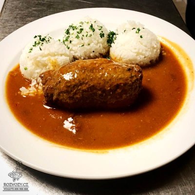 Frankfurtský hovězí závitek (párek, námi mleté maso), dušená rýže