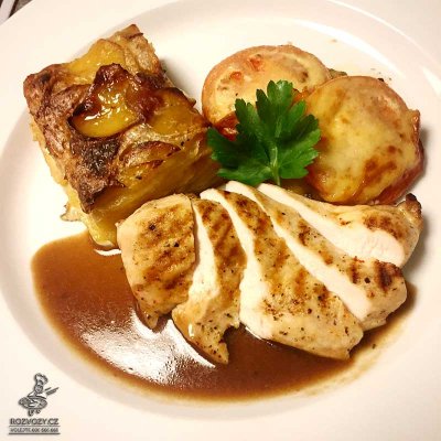 Filírovaný kuřecí steak, zapečené rajče, gratinovaný brambor se smetanou
