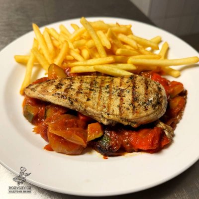 Kuřecí steak, ratatouille, hranolky