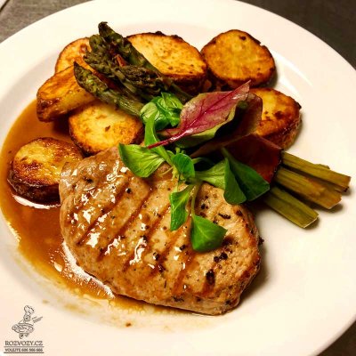 Vepřový steak, chřest balený v anglické slanině, pečený brambor ve slupce