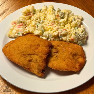 Smažený kuřecí řízek, náš bramborový salát