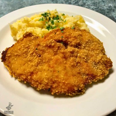 Smažený křupavý kuřecí řízek v cornflakes, mačkané brambory