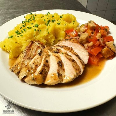 Kuřecí steak, italský salát panzanella, mačkané brambory s pažitkou