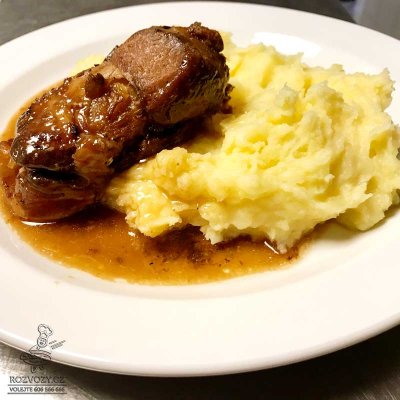 Vepřový záhorácký závitek (anglická slanina, bílé zelí), bramborová kaše