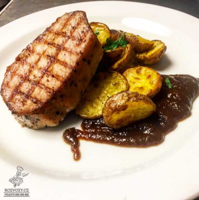 Grilovaný steak z vepřové pečeně, cibulová marmeláda, pečené bramborové dukátky