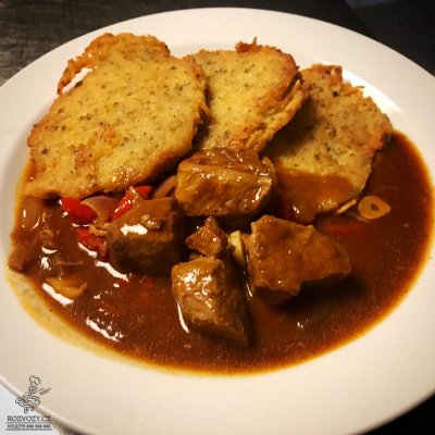 Vepřový maďarský guláš s chilli papričkami, domácí bramboráčky