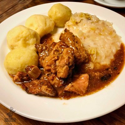 Vepřové výpečky, bílé zelí, vídeňský domácí knedlík