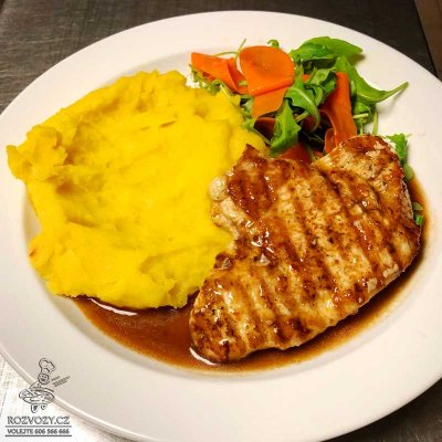 Krůtí steak, bramborovo-dýňové pyré, salátek z rukoly s medovou mrkví