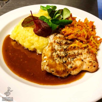 Krůtí steak, glazovaná zelenina na přepuštěném másle, mačkaný brambor