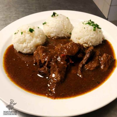 Hovězí nudličky na zázvoru se špetkou chilli, dušená rýže