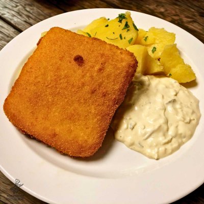 Smažený sýr (gouda), vařené brambory, naše tatarská omáčka