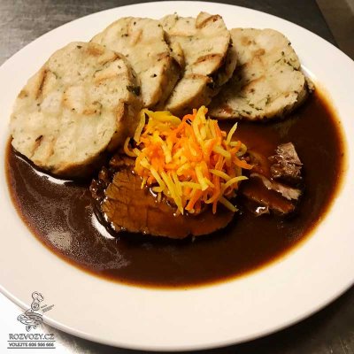 Hovězí zadní váleček na víně a kořenové zelenině, domácí chlebový knedlík