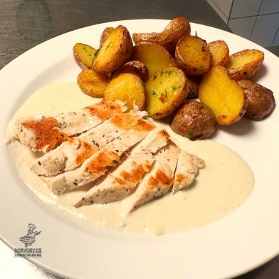 Kuřecí steak se sýrovou omáčkou (niva, gorgonzola), malé brambůrky