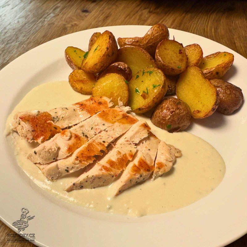 Kuřecí steak se sýrovou omáčkou (niva, gorgonzola), malé brambůrky