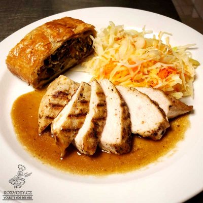 Filírovaný kuřecí steak, houbový závin, zelný salátek s mrkví