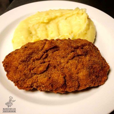 Smažený krůtí mletý řízek se sýrem, bramborová kaše