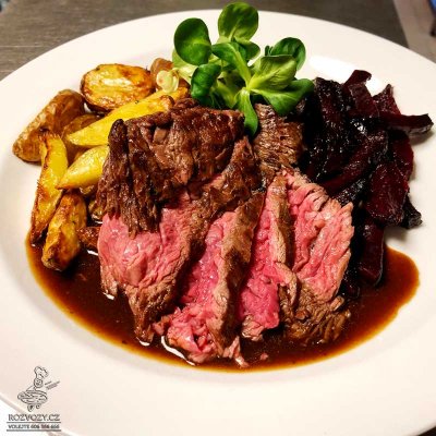Hovězí flap steak, červená řepa, bramborové dukátky