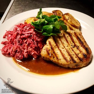 Gril. vepřový steak, 1/2 grenaile (malé brambůrky), zelný salát s řepou a majonézou