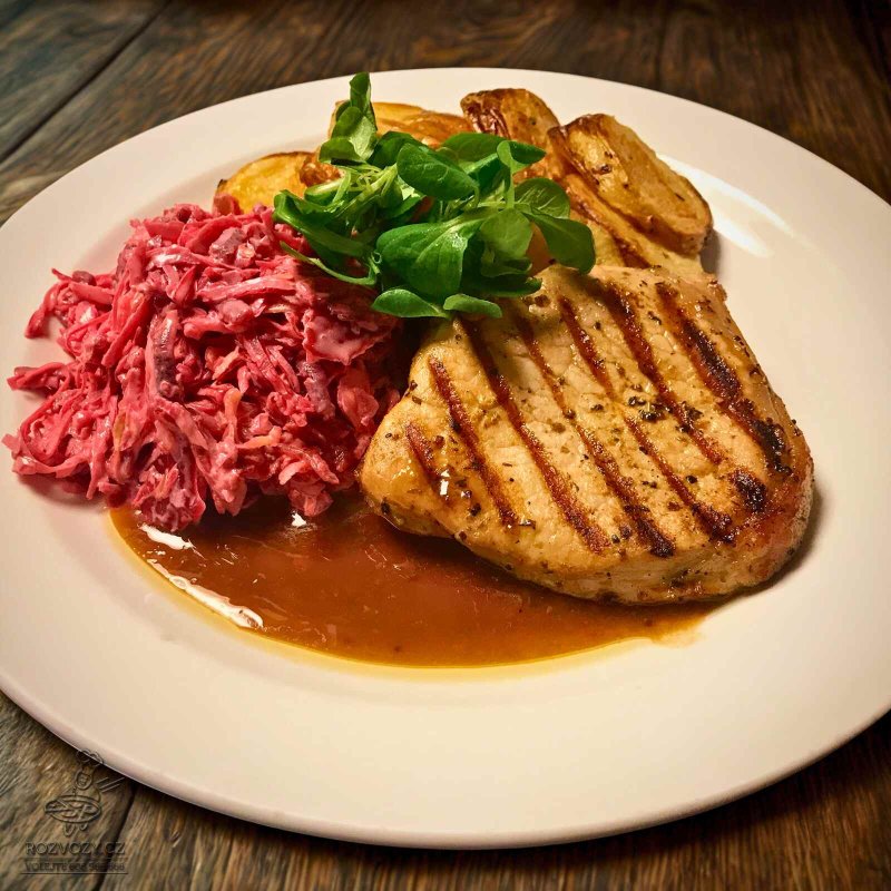 Gril. vepřový steak, brambůrky grenaille, zelný salát s řepou a majonézou
