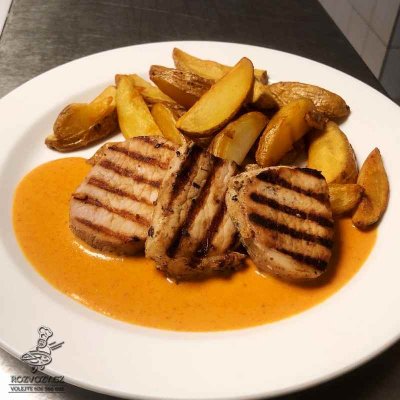 Vepřové medailonky z pečeně s omáčkou z choriza, domácí americké brambory