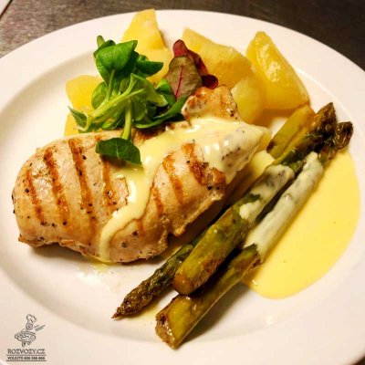 Kuřecí steak s zeleným chřestem, domácí holandská omáčka, vařené nové brambory