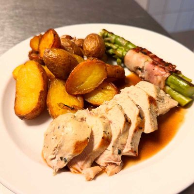 Kuřecí steak s chřestem balený v anglické slanině, 1/2 opečené brambory s tymiánem