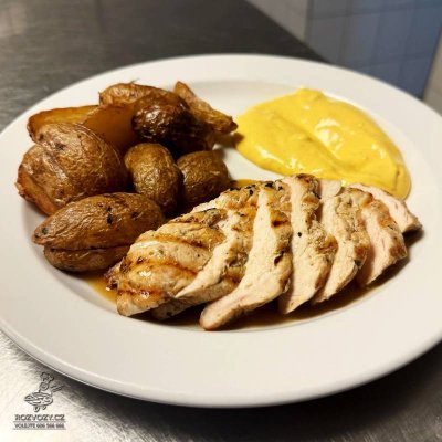 Grilovaný kuřecí steak, studený čedarový dip, pečené malé brambůrky