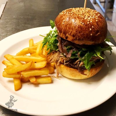 Burger s trhaným kachním masem, cibulovou remuládou a rukolou, hranolky