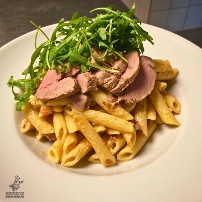 Těstovinový salát s vepřovou panenkou, sušenými rajčaty a rukolou