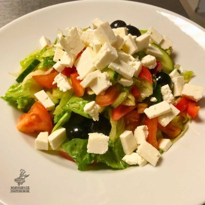 Řecký salát se sýrem balkánského typu a černými olivami