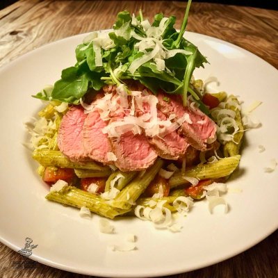 Těstovinový salát s vepřovou panenkou, rukolou, pestem a sýrem Grana Padano