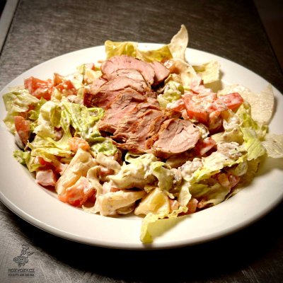 Zeleninový salát s vepřovou panenkou a ořechovou majonézou