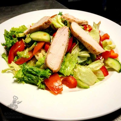 Zeleninový salát s filírovaným krůtím prsíčkem a zálivkou vinaigrette
