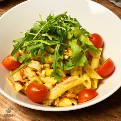 Těstovinový salát s kuřecím masem, rukolou a hořčičným dresinkem